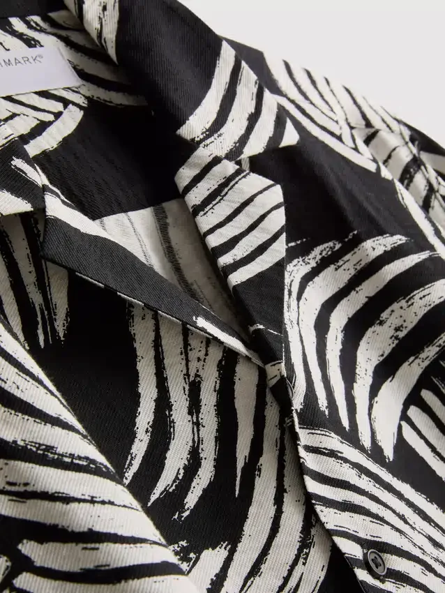 Abstract leaf short sleeve shirt