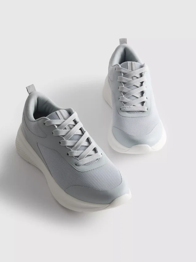 Active mesh sneakers
