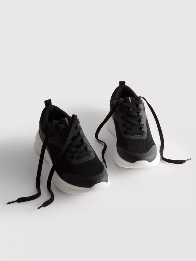 Active mesh sneakers