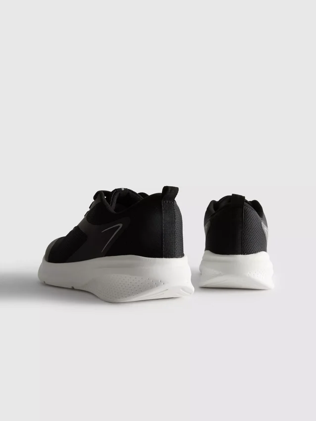 Active mesh sneakers