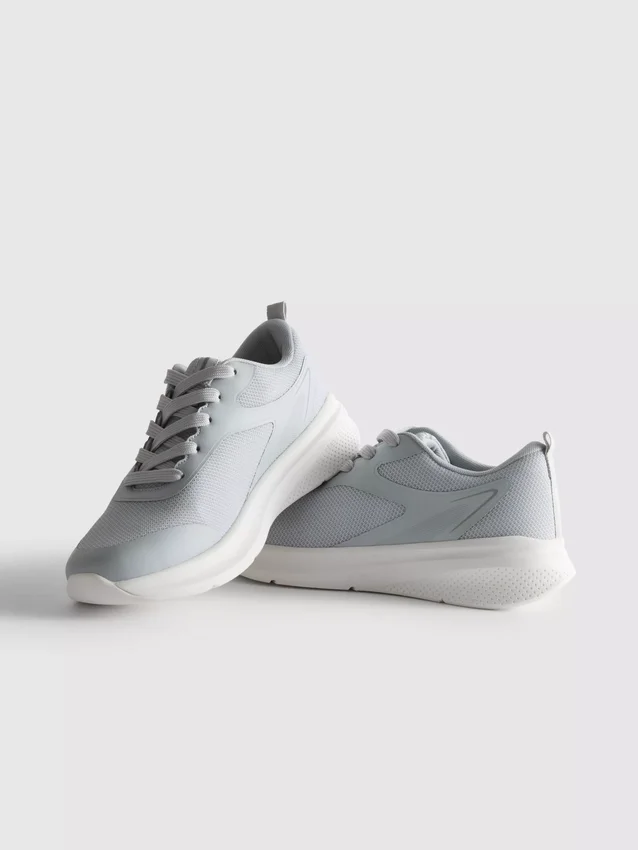 Active mesh sneakers