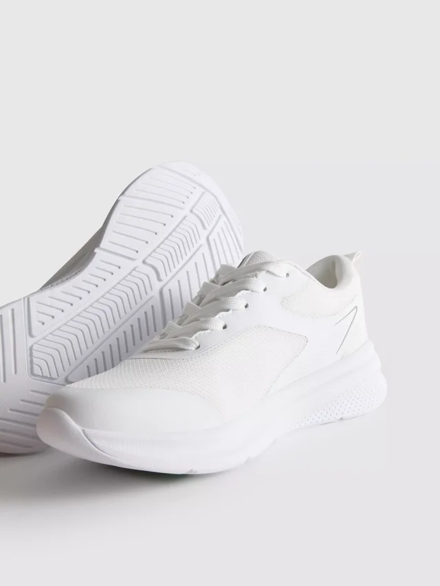 Active mesh sneakers