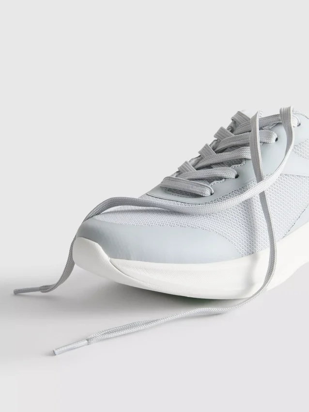 Active mesh sneakers
