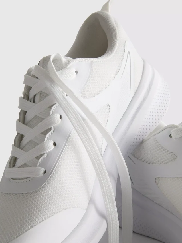 Active mesh sneakers