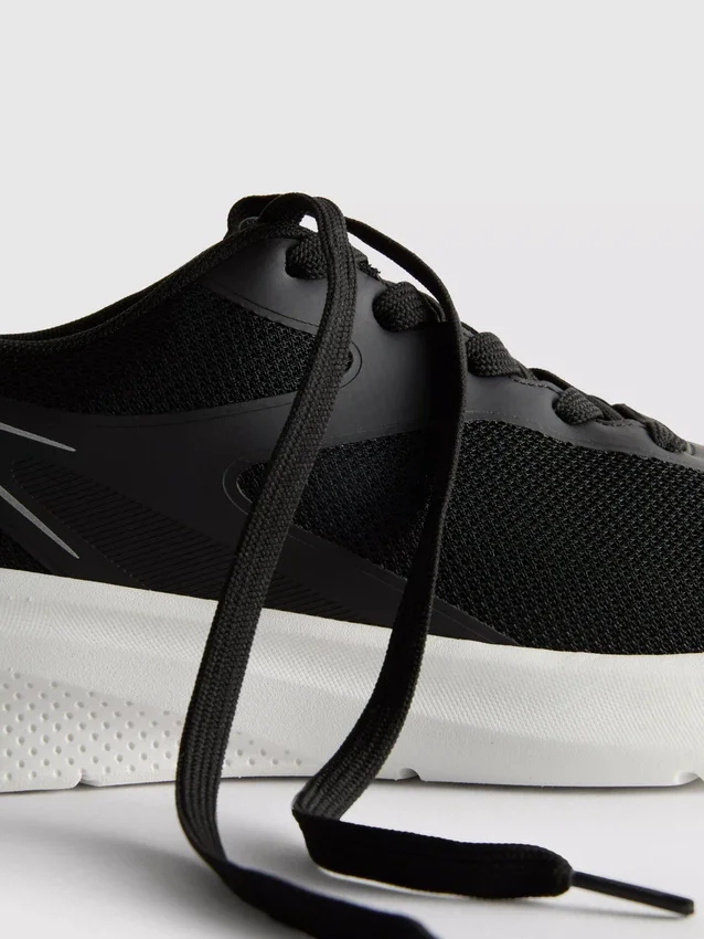 Active mesh sneakers