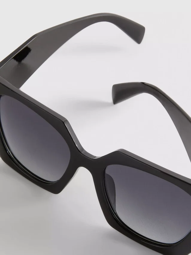 Angular square sunglasses