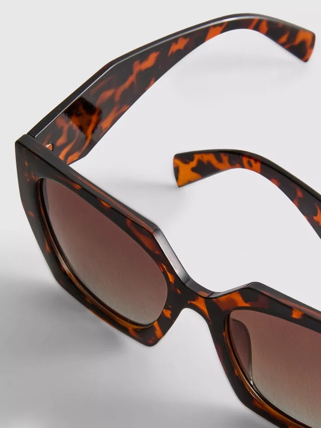Angular square sunglasses