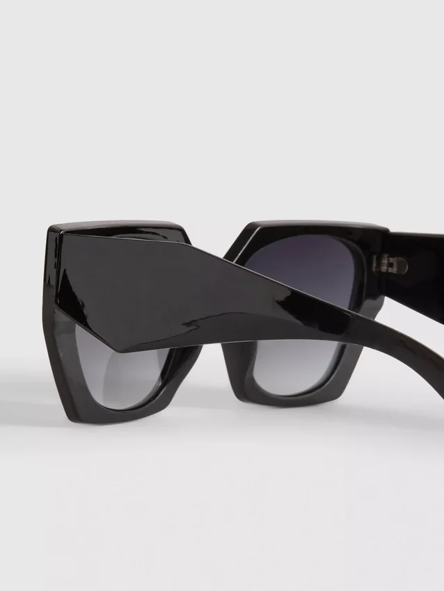 Angular square sunglasses
