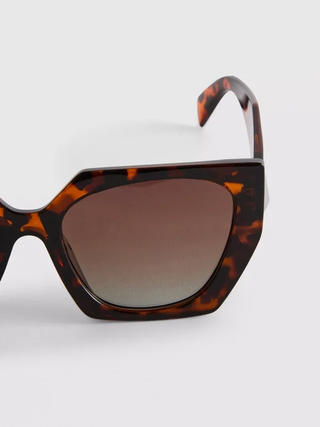 Angular square sunglasses