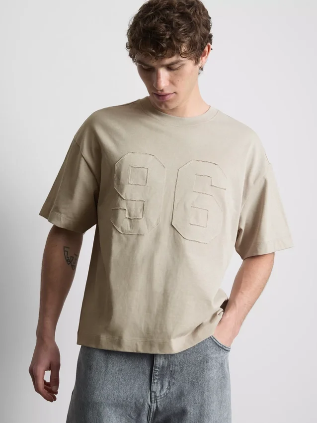 Appliqua number t-shirt