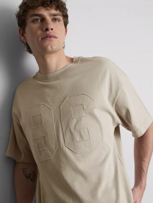 Appliqua number t-shirt