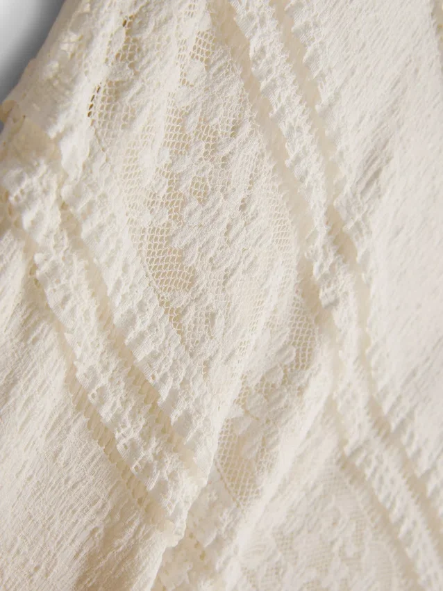 Asymmetrical hem lace skirt