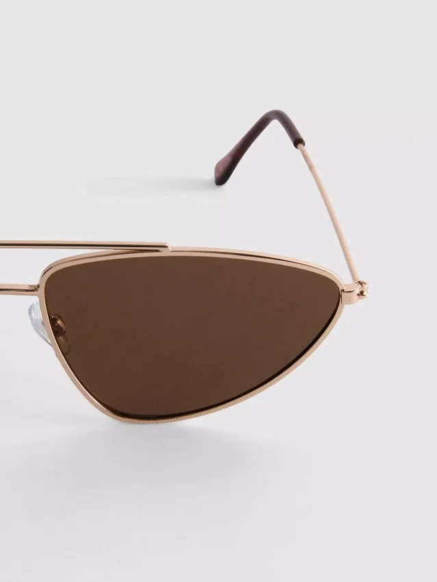 Aviator-style metal frame sunglasses