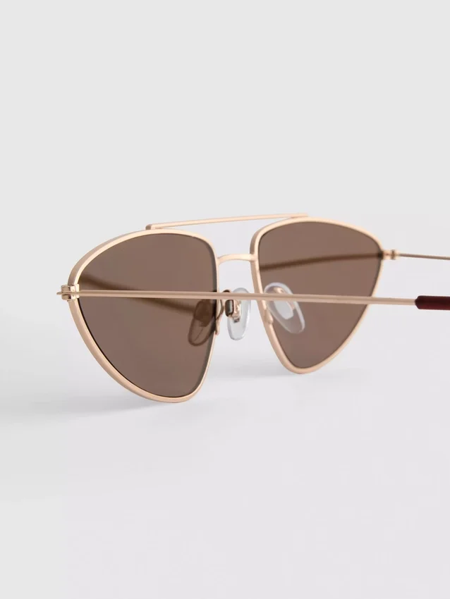 Aviator-style metal frame sunglasses