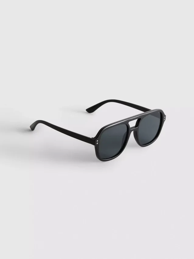 Aviator style sunglasses