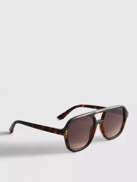 Aviator style sunglasses