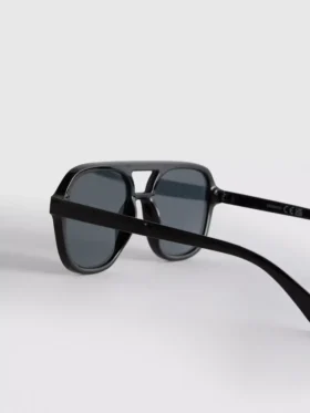 Aviator style sunglasses