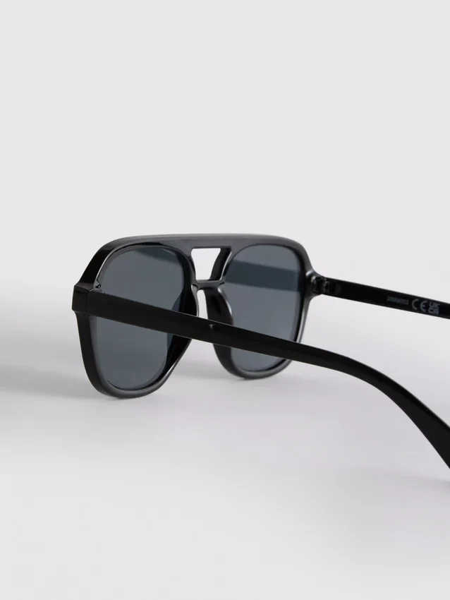 Aviator style sunglasses