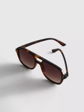 Aviator style sunglasses