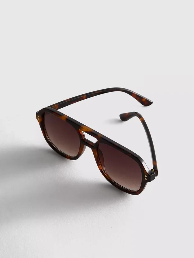 Aviator style sunglasses