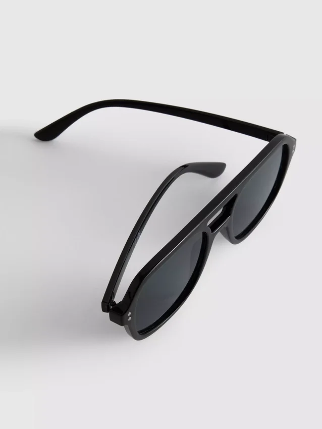 Aviator style sunglasses