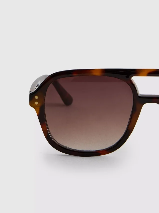 Aviator style sunglasses