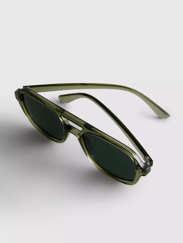 Aviator style sunglasses