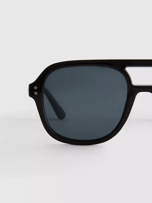 Aviator style sunglasses