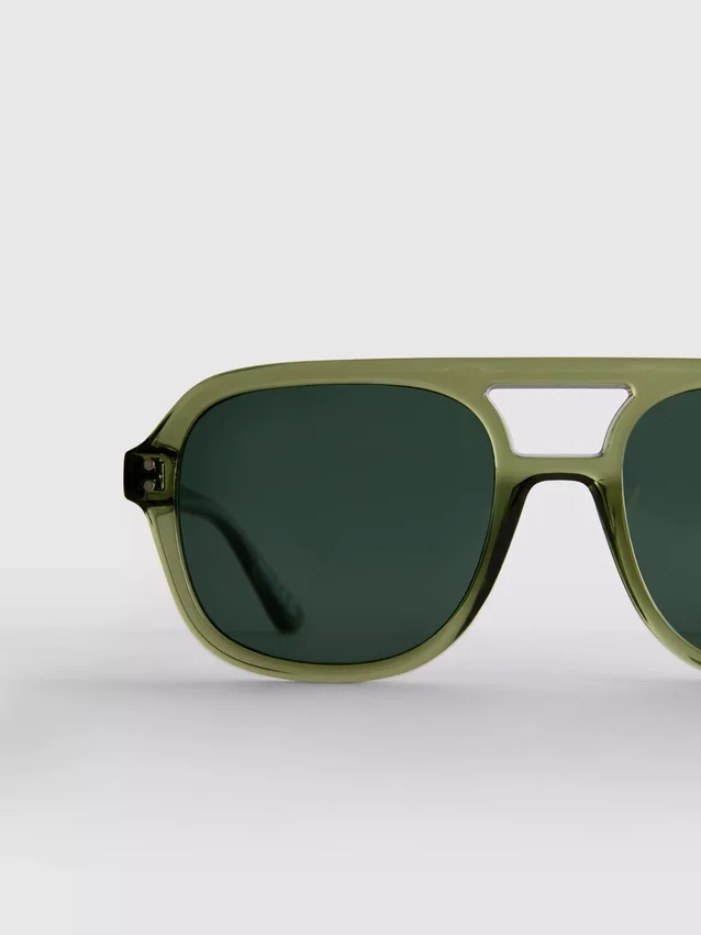 Aviator style sunglasses