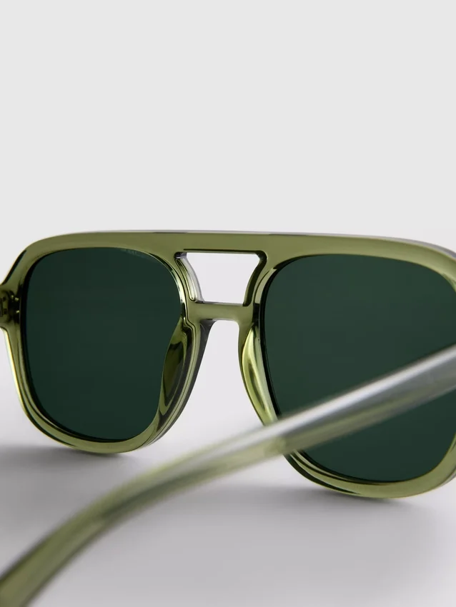 Aviator style sunglasses