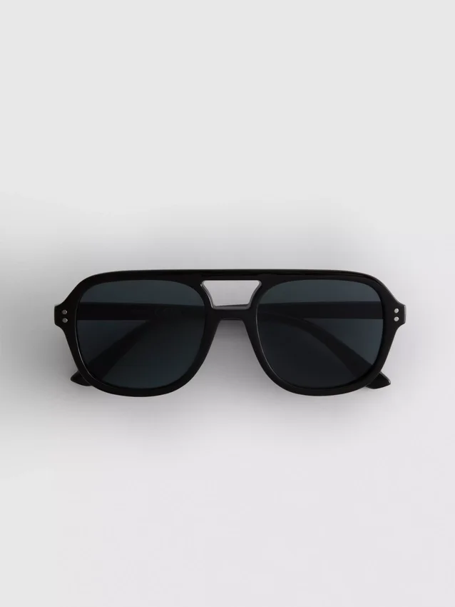 Aviator style sunglasses