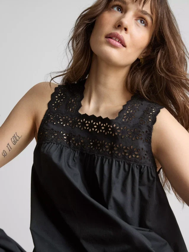 Broderie insert tank top