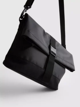Buckle-fastening crossbody purse