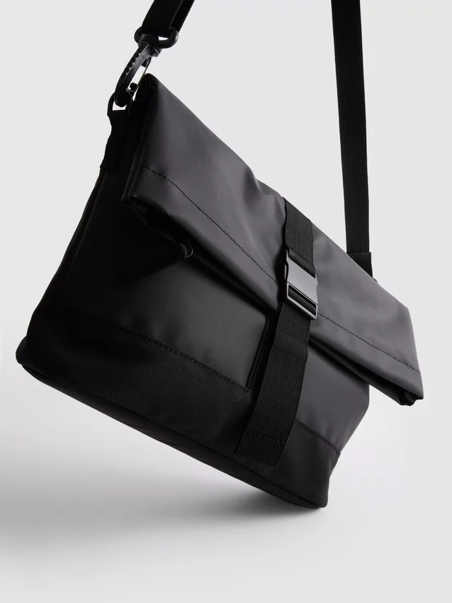 Buckle-fastening crossbody purse