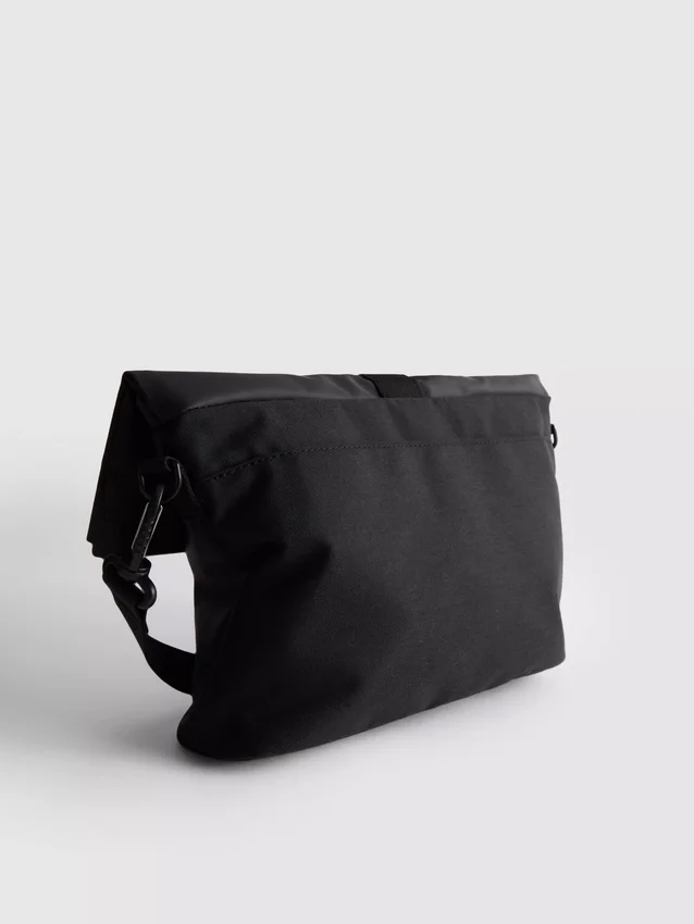 Buckle-fastening crossbody purse