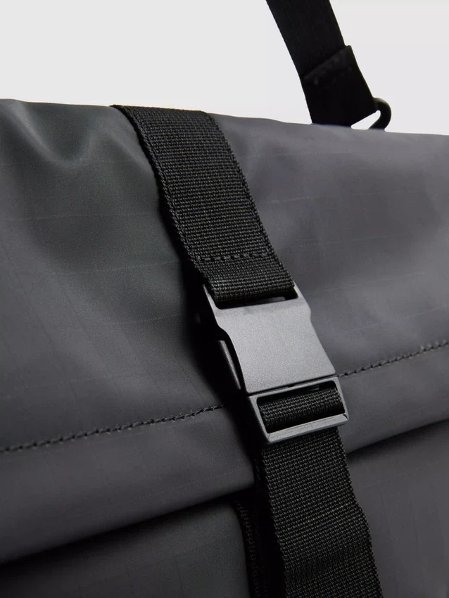 Buckle-fastening crossbody purse