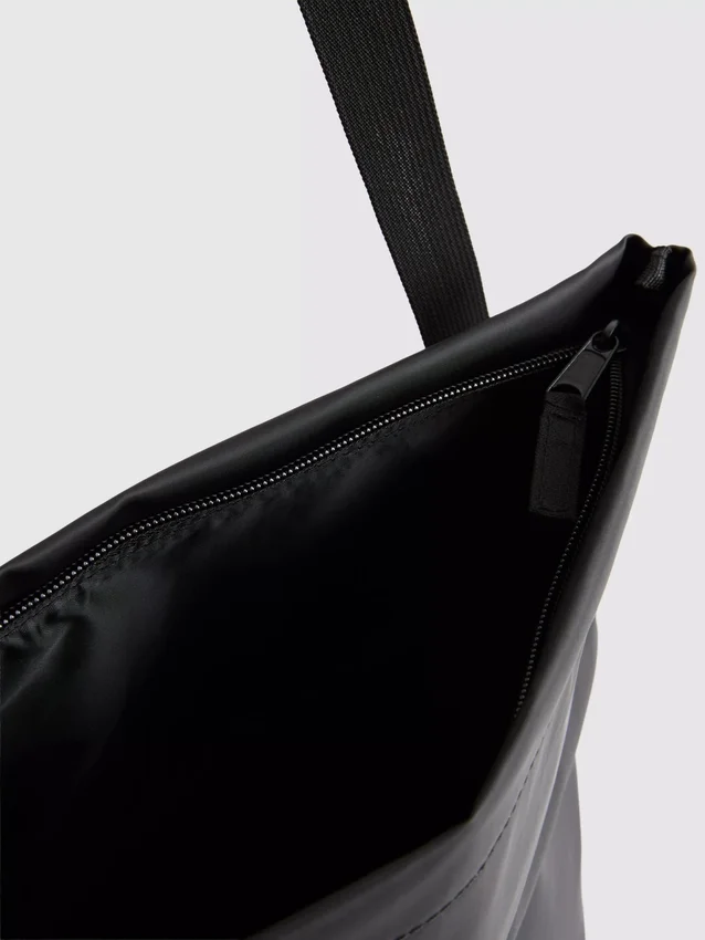 Buckle-fastening crossbody purse