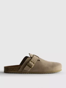 Buckle-strap clogs