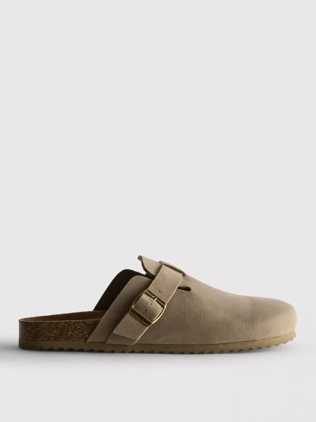 Buckle-strap clogs