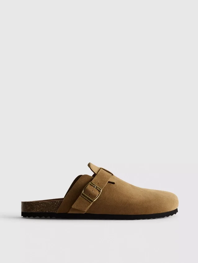 Buckle-strap clogs