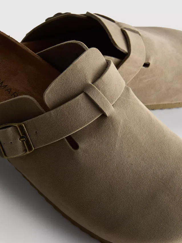 Buckle-strap clogs