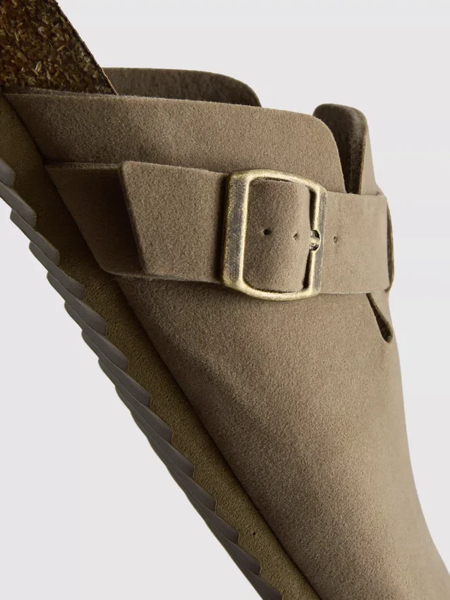 Buckle-strap clogs