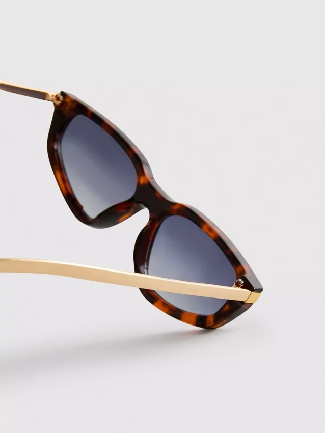 Cat eye sunglasses