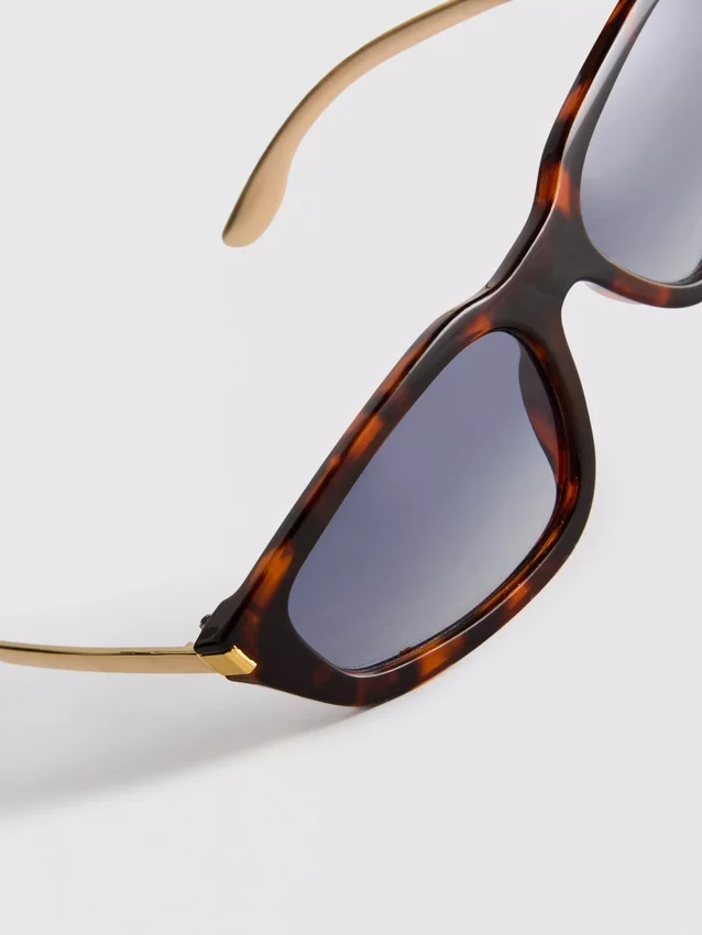Cat eye sunglasses