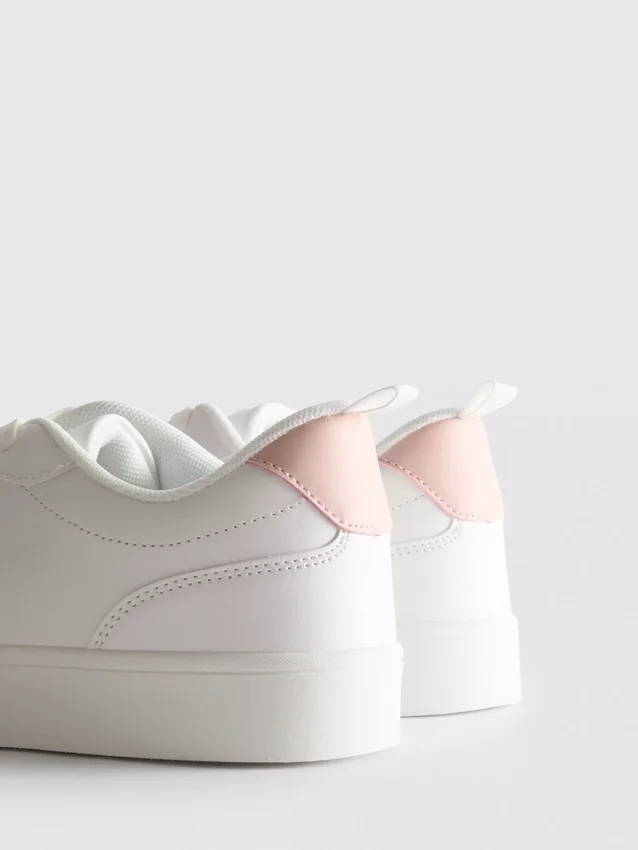 Classic low-top sneakers