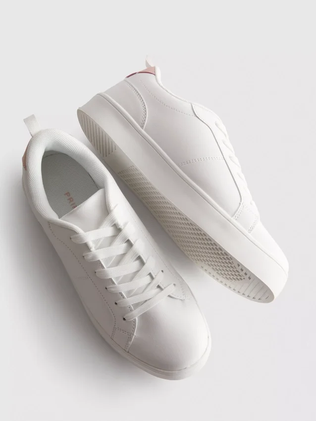 Classic low-top sneakers