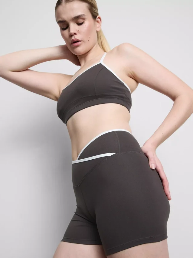 Contrast crossover active shorts