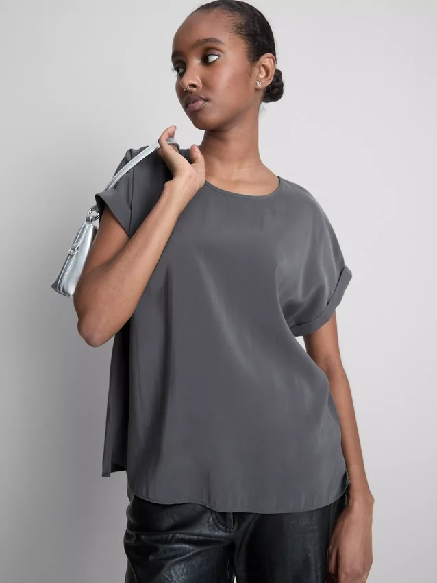 Crew neck roll sleeve tee