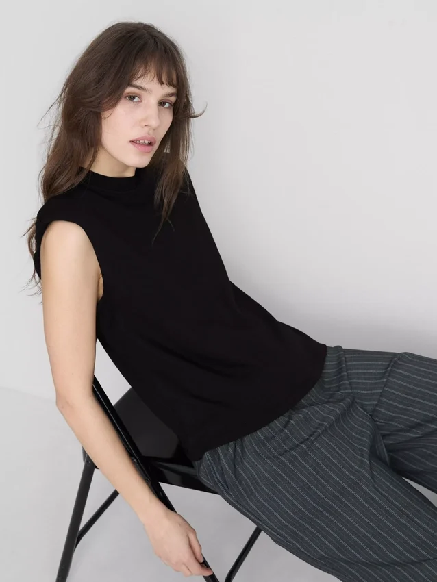 Cropped sleeveless shoulder pad tee
