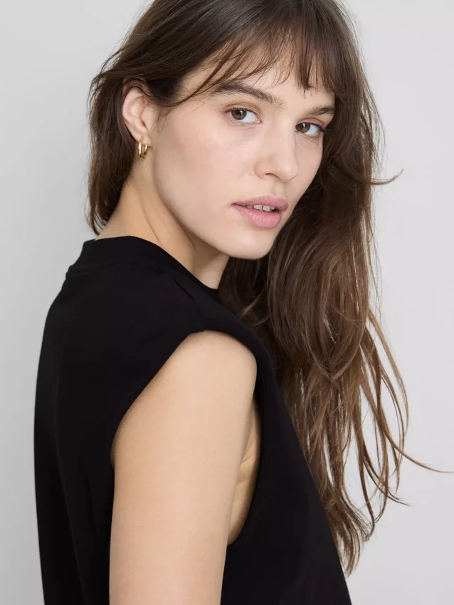 Cropped sleeveless shoulder pad tee